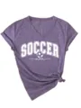Détail t-shirt violet col V manches courtes avec graphique maman foot et nœud à l'ourlet. - S / Hauts / Violet