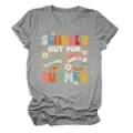Detailopname van de retro zomer grafische print op de zachte grijze korte mouw t-shirt stof. - S / Tops / donkergrijs