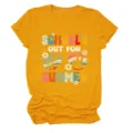 Gedetailleerd uitzicht op de retro school's out for summer grafische print op het gele t-shirt. - S / Tops / Mosterdgeel