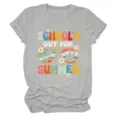Detail van grijs t-shirt met korte mouwen en retro zomervakantie grafische opdruk. - S / Tops / Lichtgrijs