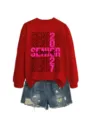 Detailaufnahme des roten Langarm-Sweatshirts mit stilvollem Senior 2027 Typografie-Print. - S / Oberteile / Rot (Schwarzer Druck)