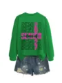 Grünes Grafik-Sweatshirt mit Jeansshorts Detailansicht mit dem Senior 2027 Druck. - S / Oberteile / Grasgrün (Schwarze Grafik)
