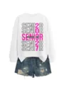 Detailansicht des lässigen weißen Statement-Sweatshirts kombiniert mit stylischen Denim-Shorts. - S / Oberteile / Weiß (Schwarze Buchstaben)