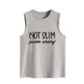Nahaufnahme des grauen ärmellosen Tanktops mit lustigem Buchstaben-Print im Detail. - Oberteile / Hellgrau / S