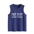 Nahaufnahme des lässigen lockeren Damen Tanktops mit Not Slim kinda shady Slogan Aufdruck. - Vintage-Blau
