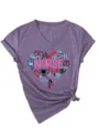 Nahaufnahme Detail des medizinischen Herz-Drucks auf lila V-Ausschnitt Kurzarmshirt - S / Oberteile / Lila