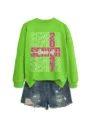 Lässiger Damen-Grünpullover kombiniert mit Jeansshorts, Senior Class of 2027 Design für den Alltag. - S / Oberteile / Fluoreszierendes Grün (Weiße Grafik)
