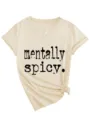 Nahaufnahme des schwarzen Schriftzugs und des stylischen Knotens am beigen V-Shirt. - S / Oberteile / Sandfarben