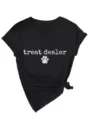Gros plan sur le t-shirt noir à col V et manches courtes avec impression graphique stylée. - S / Hauts / Noir (Motif Blanc)