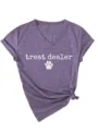Gros plan d'un t-shirt à manches courtes col V violet pour femme avec joli imprimé. - S / Hauts / Violet (Motif Blanc)