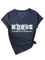 Maglietta da donna casual con scollo a V e maniche corte con stampa infermiera. - Taglia S / Top / Blu Navy