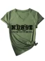 Vista dettagliata di una t-shirt verde scollo a V manica corta con stampa infermiera e nodo. - Taglia S / Top / Verde oliva