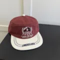 Corduroy platte rand honkbalpet met vintage mariene borduurontwerp voor streetwear. - 56-58cm (Verstelbaar) / Bordeauxrood