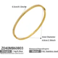 Nahaufnahme Detail des goldenen Edelstahl Strass Armreifs mit präzisen Abmessungen. - Zarter Akzent Armreif (Z040)