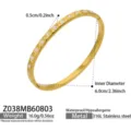 Nahaufnahme von Edelstahl Gold Armreif mit funkelnden quadratischen Zirkoniasteinen. - Quadratischer Akzent Armreif (Z038)
