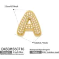 Detalle de colgante con letra A dorada, pavimentado con circonitas, acero inoxidable 316L. - Colgante de Letra A Dorado Solo (D450)