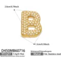 Detalle del colgante letra B, circonita cúbica, acero inoxidable chapado en oro 18k de cerca. - Colgante de Letra B Dorado Solo (D450)