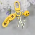 Porte-clés lettre jaune en alliage avec chaîne décorative et pendentif cloche pour sac. - Lettre N / Jaune