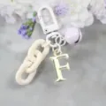 Porte-clés lettre F dorée avec chaîne en plastique et cloche pour accessoire de sac - Lettre F / Blanc Cassé