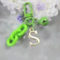 Porte-clés lettre S en alliage vert, accessoire DIY élégant avec chaîne robuste et petite cloche. - Lettre S
