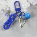 Porte-clés en métal bleu avec pendentif lettre V doré, chaîne bleue et jolie cloche. - Lettre V