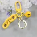 Porte-clés en alliage métallique jaune avec pendentif lettre O, chaîne colorée et grelot charmant. - Lettre O
