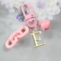Porte-clés lettre E rose en alliage, charm de sac mignon pendentif alphabet avec clochette. - Lettre E