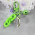 Porte-clés en alliage vert avec pendentif lettre J dorée, chaîne colorée et clochette pour sac. - Lettre J