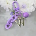 Porte-clés en alliage violet avec pendentif lettre W, chaîne colorée et clochette pour sacs DIY. - Lettre W