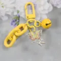 Stijlvolle gele sleutelhanger met acryl vlinderhanger en grove ketting voor tassen. - Stijl 2