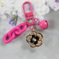 Rosa Metall Schlüsselanhänger mit Strass Kamelie Blumen Anhänger und süsser Glocke Dekor. - Stil 3
