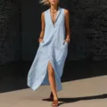 Elegante abito lungo smanicato azzurro chiaro con spacco frontale e tasche per donne. - Taglia S / Celeste