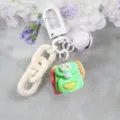 Leuke groene rugzak sleutelhanger DIY tasbedel met witte grove ketting en metalen bel. - Stijl 3