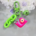 Portachiavi a lumaca dei cartoni animati con catena verde colorata e ciondolo rosa, accessorio. - Modello 5