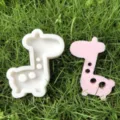 Giraffe siliconen mal en roze afgewerkt model voor DIY bak- en knutselprojecten. - Giraf Stijl