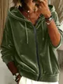 Grüner Samt-Kapuzenpullover Detail mit Reißverschluss, weicher Textur und verstellbarer Kordel. - Armeegrün