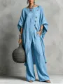 Detailansicht mit dem legeren, asymmetrischen blauen Oberteil und der passenden Hose. - Blau