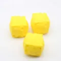 Detaillierte Nahaufnahme von drei gelben Käse-Stressabbau-Spielzeugen aus Schaumstoff - Käse - Mehl-Stil / 4.5*4.5CM