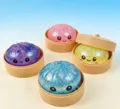 Detailansicht bunter Dampfbrötchen-Squishys mit Glitzer in Miniatur-Dampfkörben - 大号小包子款式 / 8.5cm单件装