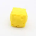 Primer plano de un juguete antiestrés de cubo de queso amarillo con texturas realistas - Cubo de Queso / 1 Pieza (4.5x4.5cm) / Amarillo