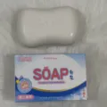 Detailansicht eines weißen Squeeze-Spielzeugs in Seifenform mit seiner Verkaufsverpackung - Weiße Seife / Weiße Seife Squishy im OPP-Beutel