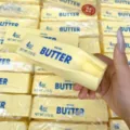 Detaillierte Makroaufnahme eines realistischen Butter-Squishy-Spielzeugs aus PU für Stressabbau - Käsestick / 14cm / Gelb