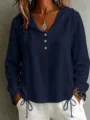 Vista dettagliata di una elegante camicia a maniche lunghe con cappuccio blu scuro. - Blu Notte