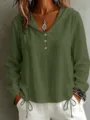 Vista ravvicinata di camicia verde militare con cappuccio maniche lunghe e bottoni. - Taglia S / Top / Verde militare