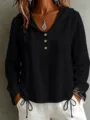 Vista ravvicinata dettagliata della camicia da donna con cappuccio a maniche lunghe. - Taglia S / Top / Nero