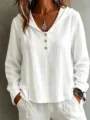Dettaglio di elegante camicia bianca con cappuccio e maniche lunghe con bottoni. - Taglia S / Top / Bianco