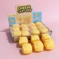 Detailansicht der Käse-Anti-Stress-Spielzeuge mit realistischer Textur und Verpackung - Käse (4.5cm) / 1 Stück