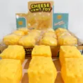 Detailansicht gelber Käse-Squishy-Spielzeuge in Verkaufsbox zum gezielten Stressabbau - Käse (7cm) / 1 Stück