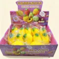 Detaillierte Nahaufnahme von gelben Mango-Squishy-Spielzeugen in einer bunten Verkaufsbox - Im Karton (Set) / Gelbgrün