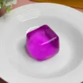 Nahaufnahme eines lila durchsichtigen Eiswürfel-Squishy-Spielzeugs zum Stressabbau - Eis Lila
